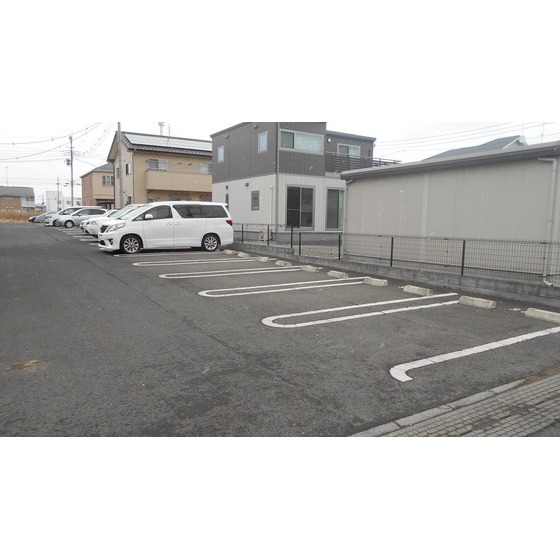ＦＡＭＩＬＬＥ　Ｃ（ファミーユ） 駐車場