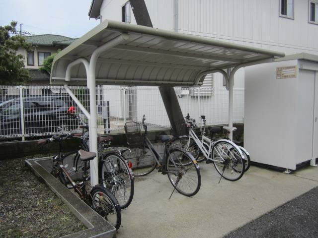 レオパレス不動前 屋根付き駐輪場です。