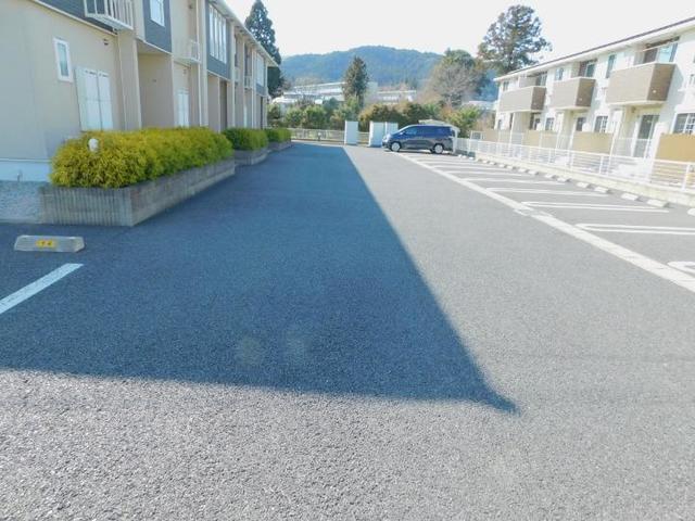クオ・レガーロ 駐車場