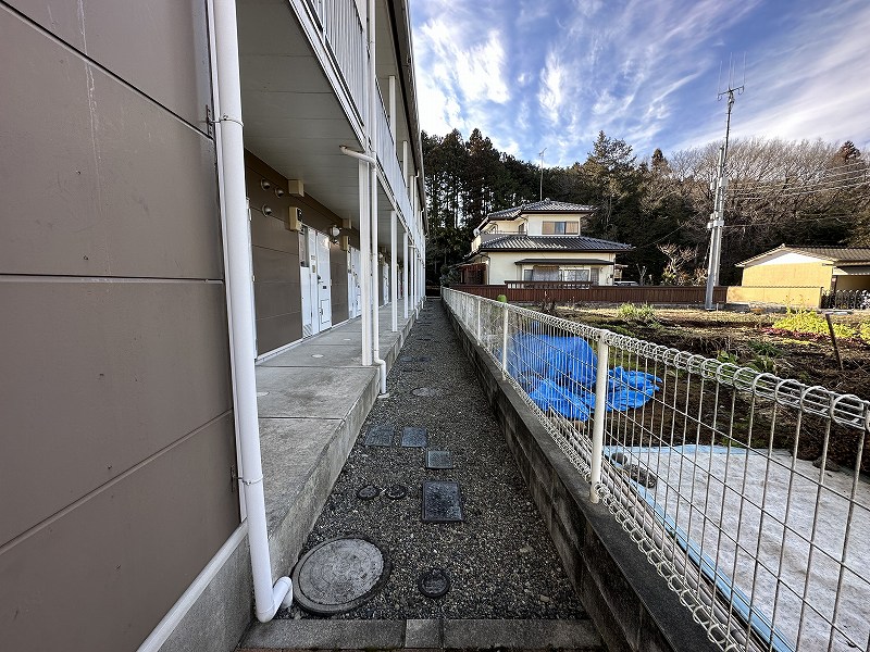 レオパレスつくい 玄関