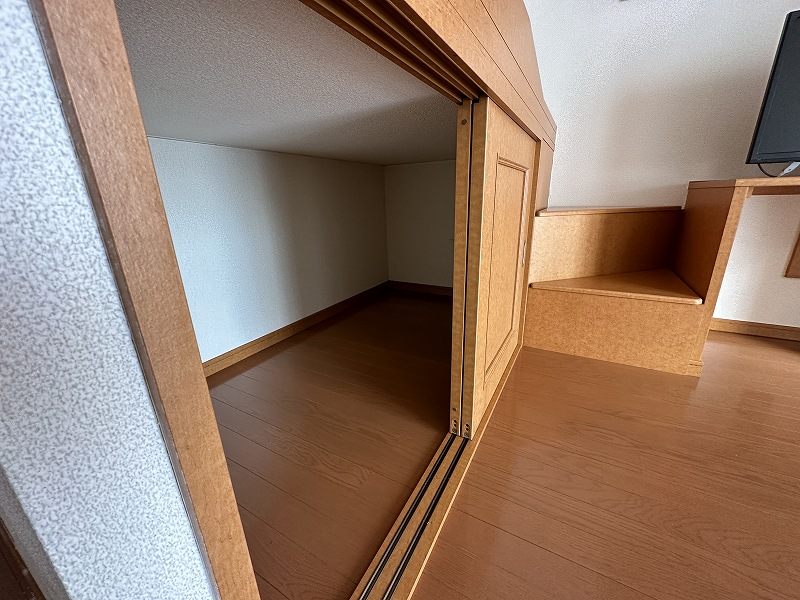 レオパレスつくい 奥行たっぷりベッド下収納