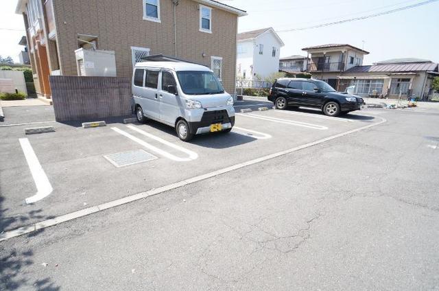 エレガンス芝山 駐車場