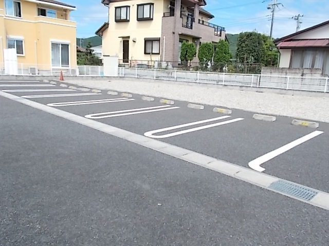 クオ・レガーロ 駐車場