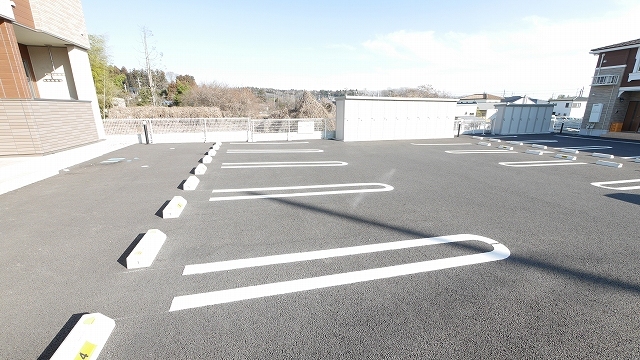 クレセントＣ 駐車場