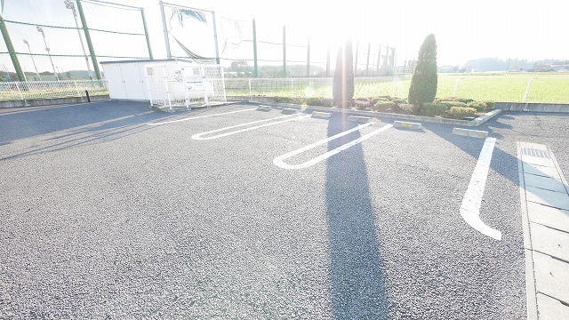 コモ・アモロッソＢ 駐車場