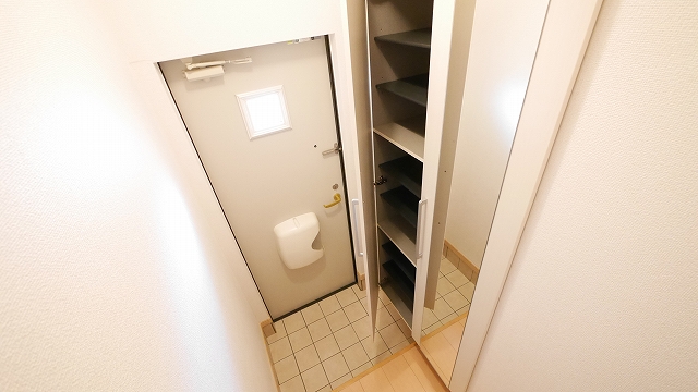 コモ・アモロッソＢ 玄関