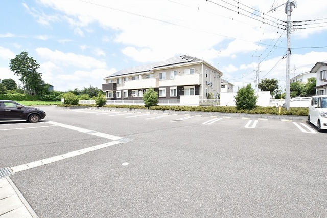 ジュネス・クローバーＢ 駐車場