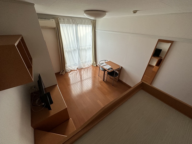 レオパレス琴 ベッドからの居間の眺めです。