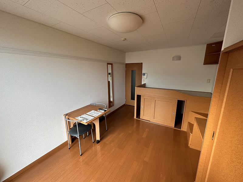 レオパレス琴 ベッドに上る階段は収納スペースです。