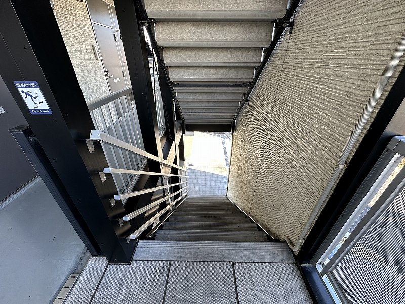 レオパレス中今泉 階段