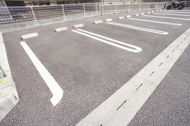 アンジュ・ブローテＢ 駐車場