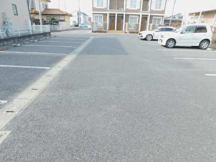 エトワールⅢ 駐車場