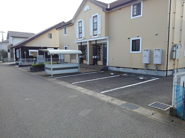 フォンテーヌⅢ 駐車場