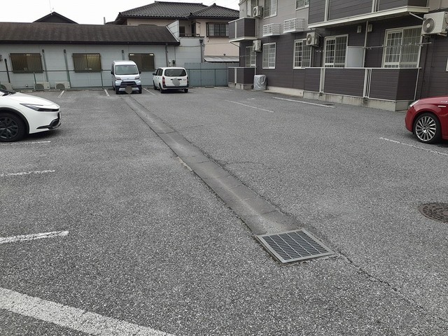 メゾンソリアード 駐車場