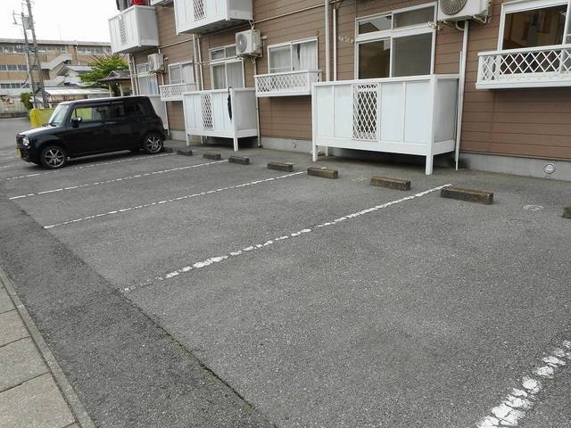 西ヶ丘ハイツ 駐車場