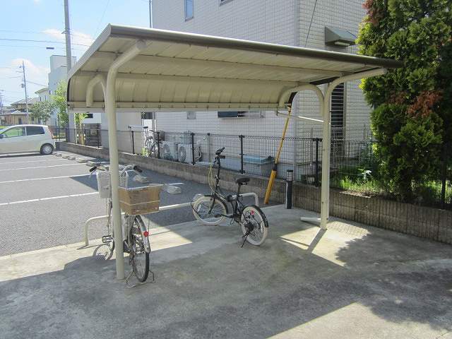 レオパレスグランシャリオⅡ 屋根付き駐輪場です。