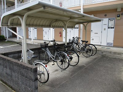 レオパレスリュミエール 屋根付き駐輪場です。