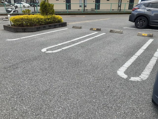 ヴァルム・レーベン緑町Ｂ 駐車場