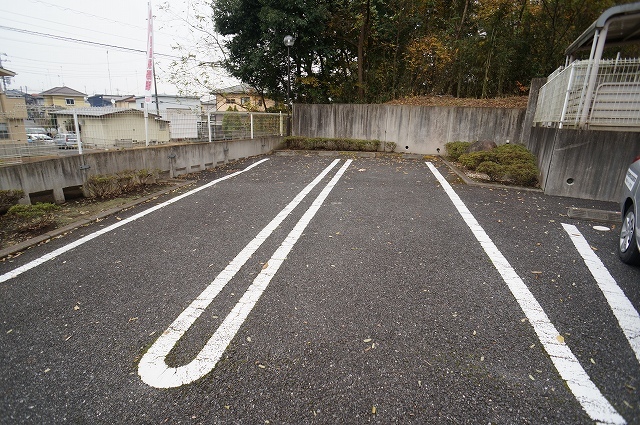 プレーザントハウスＥ 駐車場