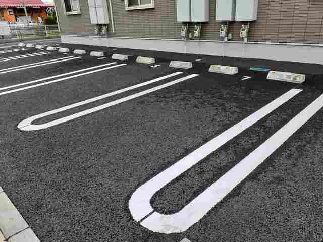 アベニール 駐車場