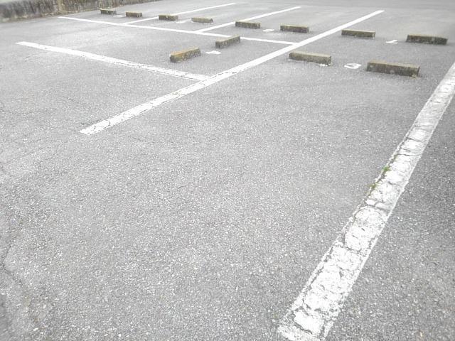 ニューエルディム飯島Ａ 駐車場