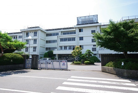 ロイヤルヒルズ 南中学校まで220m