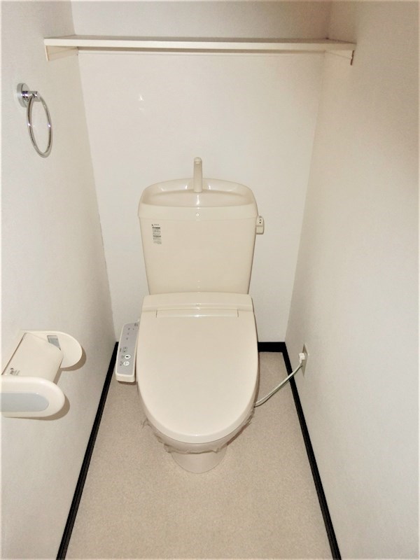 ＣＡＳＡ　ＤＯＭＡＮＩ トイレには温水洗浄便座を設置しております。