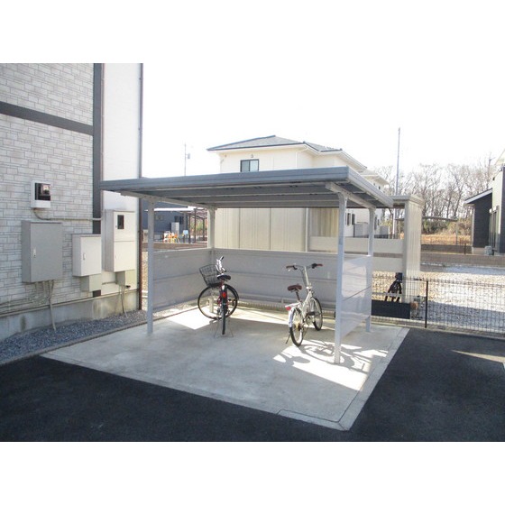 ＣＡＳＡ　ＤＯＭＡＮＩ 共用の駐輪場は屋根付きです。