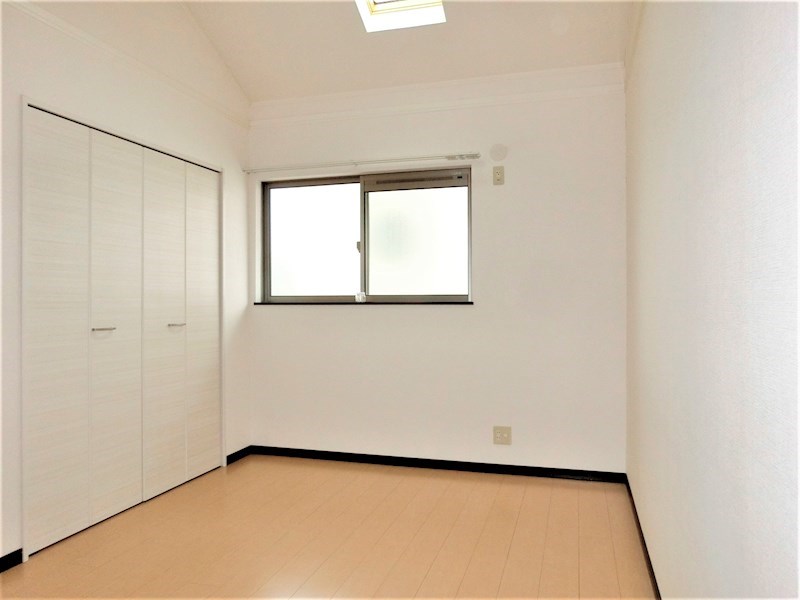 ＣＡＳＡ　ＤＯＭＡＮＩ 天窓のある北側洋室。子供部屋にも最適です。