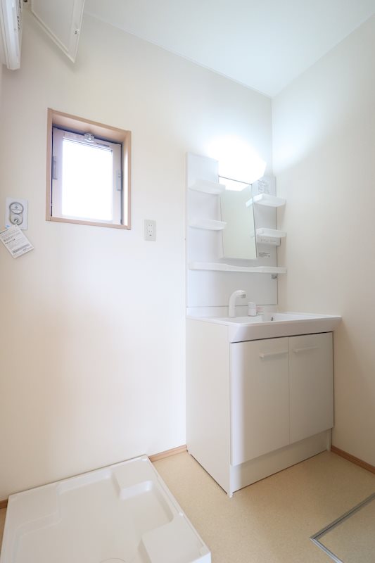 Sunny Residence(サニーレジデンス)　Ｂ （イメージ）独立洗面化粧台と洗濯用防水パンがございます。