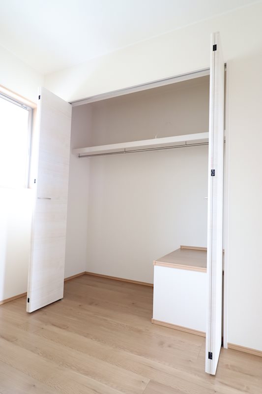 Sunny Residence(サニーレジデンス)　Ｂ （イメージ）両開き扉の収納で使い易さUP。