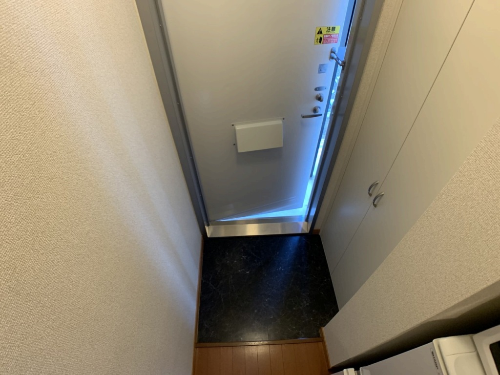 レオパレスルーアル岡 玄関