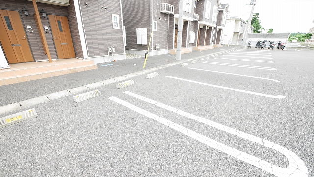 アースリバーＢ 駐車場