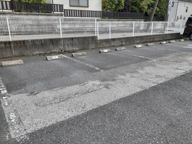 ヴィラ・シャルマン 駐車場