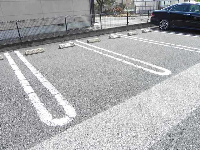 メゾン・ポピュレール 駐車場