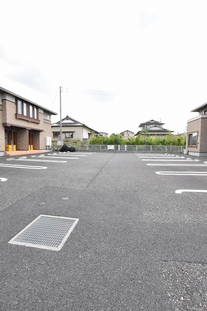 クレセントＢ 駐車場