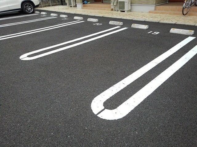 サンシャインＢ 駐車場