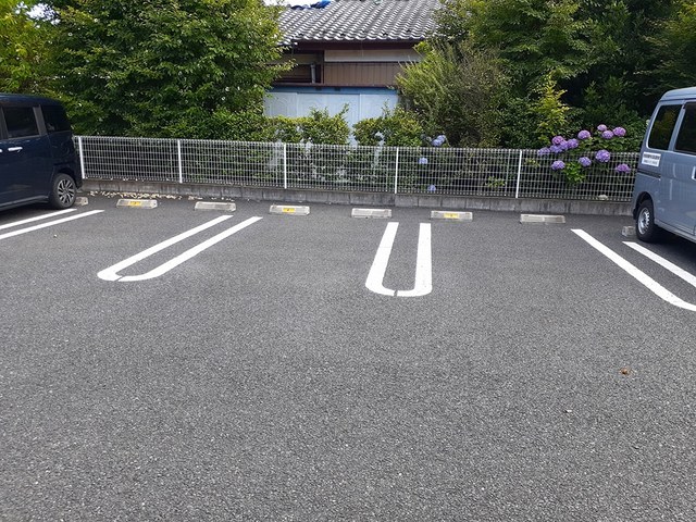 サン・ファミール 駐車場