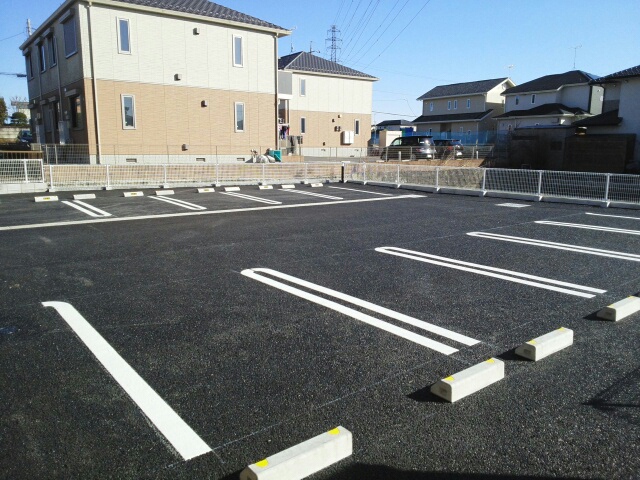 アンジュ・ブローテＢ 駐車場