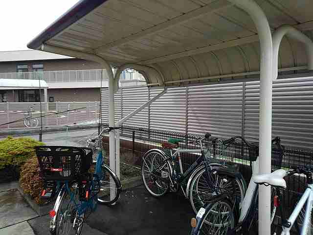 レオパレスやなせ 屋根付き駐輪場です。