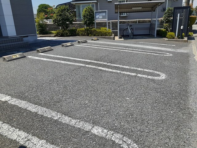 シャン・ド・フルールⅡ 駐車場