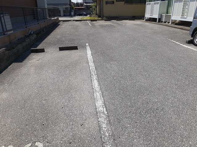 リンデンハウス 駐車場