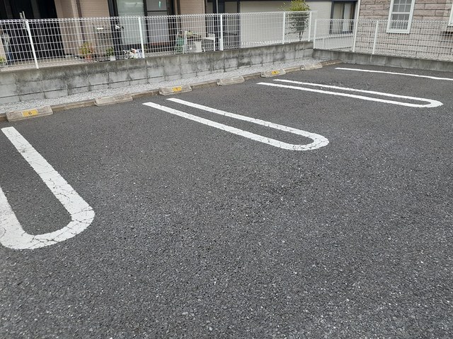 アザレア・ルパレ 駐車場