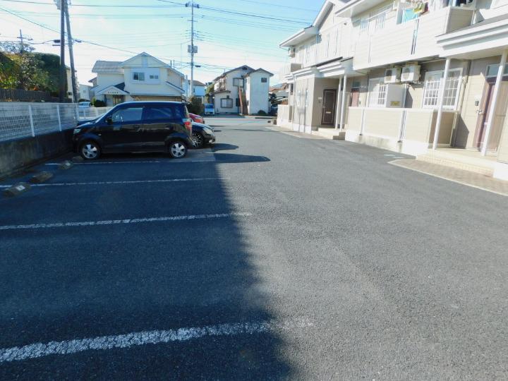 ヴィラ・シャルマン 駐車場
