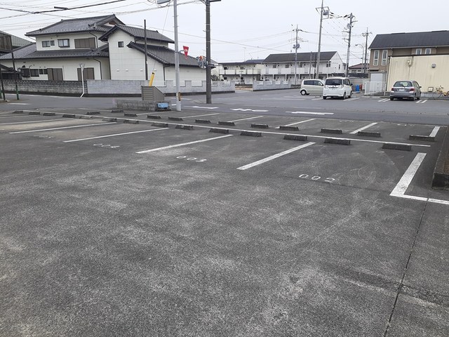 英明ハイツ 駐車場